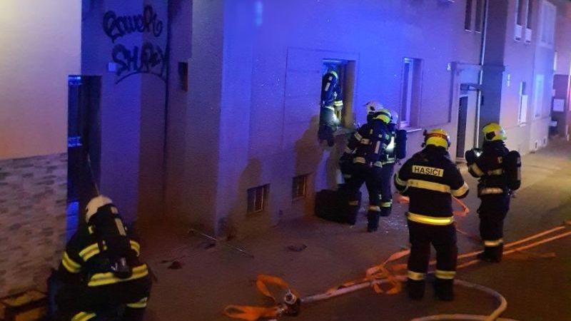 V domě plném dýmu našli hasiči v Brně bezvládného seniora